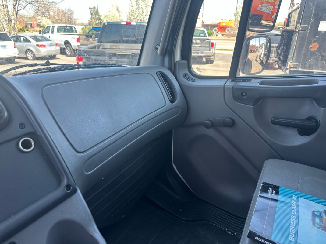2015 Freightliner M2 106 - Image 23