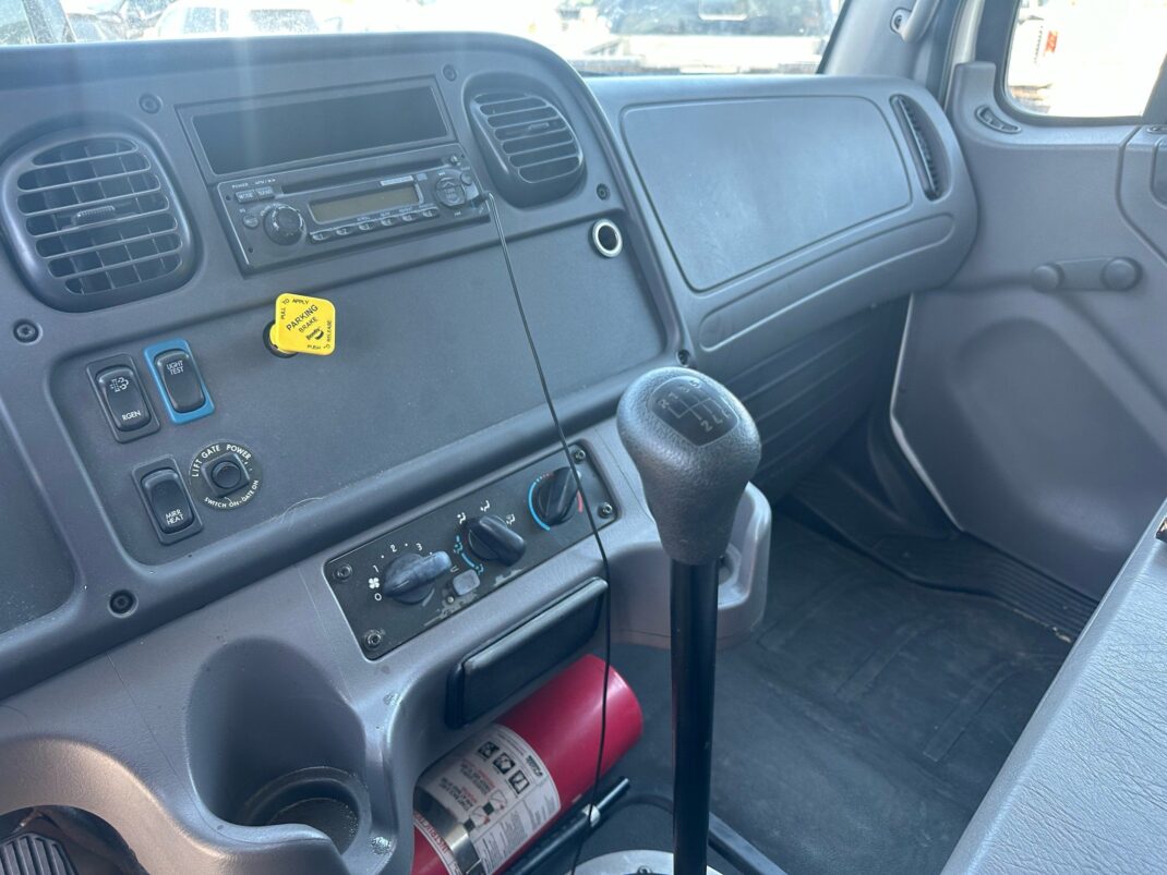 2015 Freightliner M2 106 - Image 26