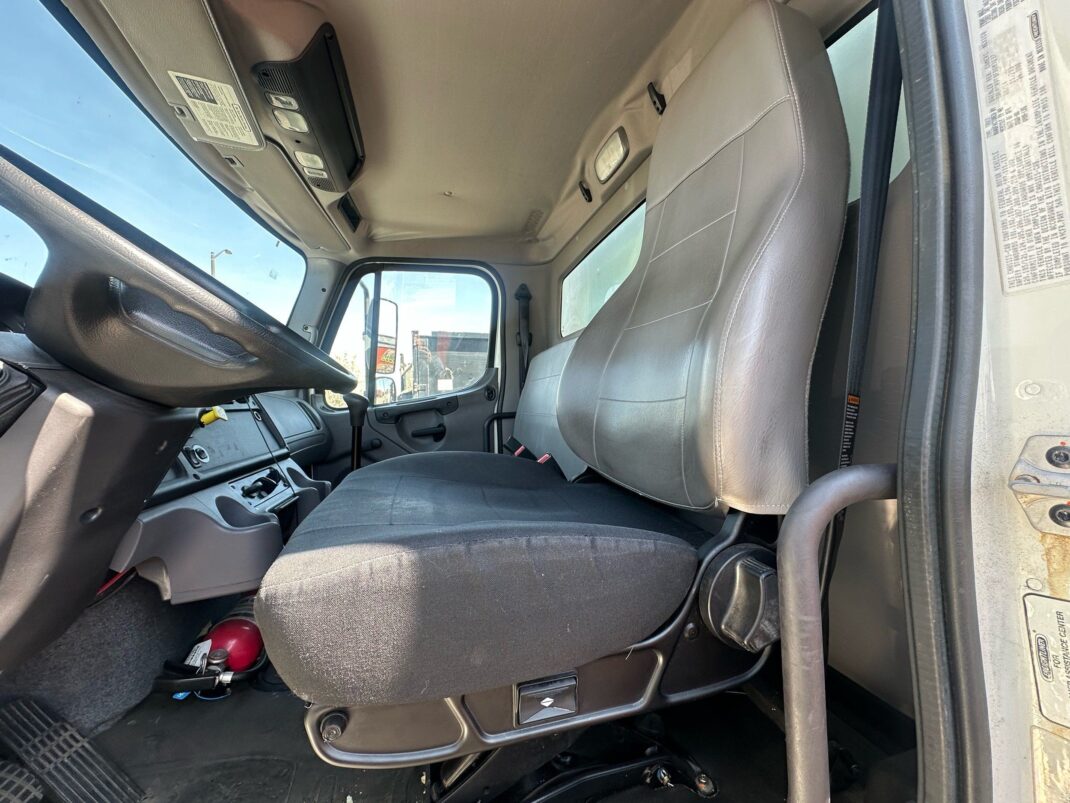 2015 Freightliner M2 106 - Image 20