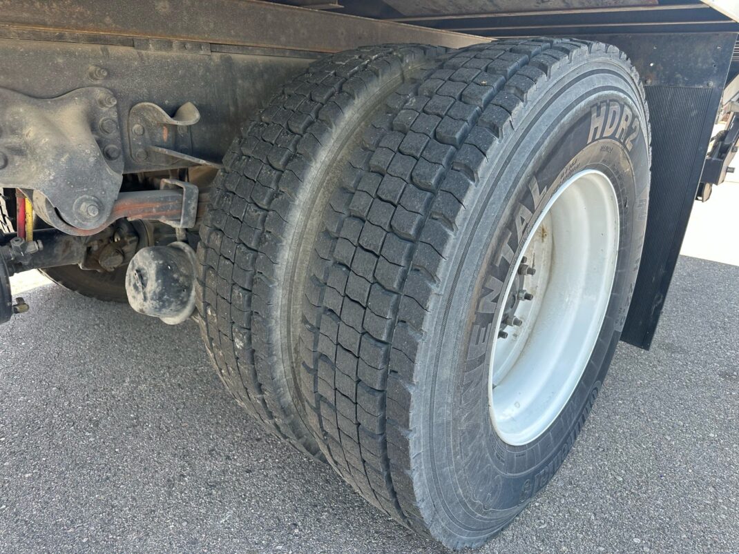 2015 Freightliner M2 106 - Image 10