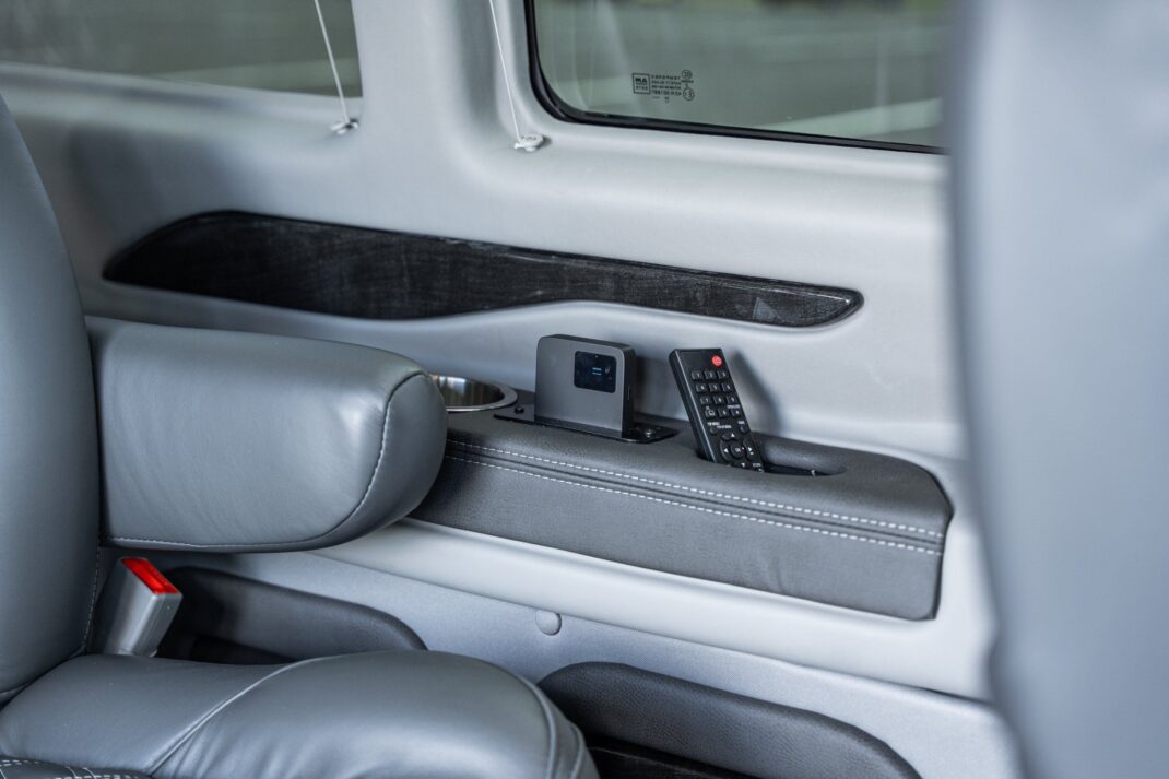 2025 GMC Savana - Image 40