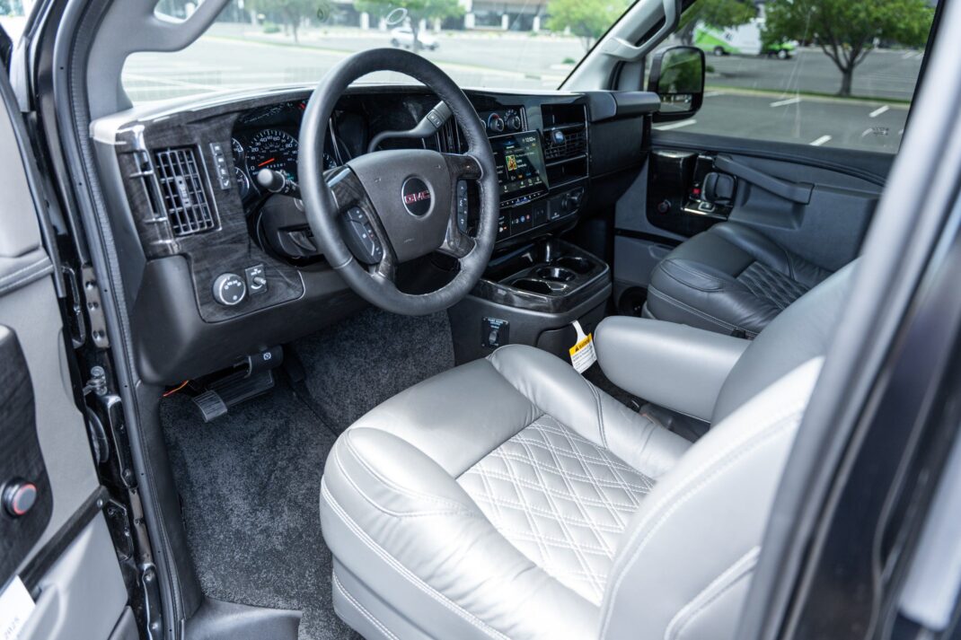 2025 GMC Savana - Image 16