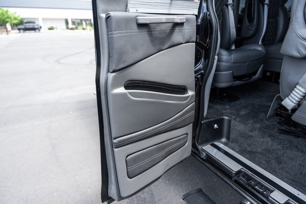 2025 GMC Savana - Image 32