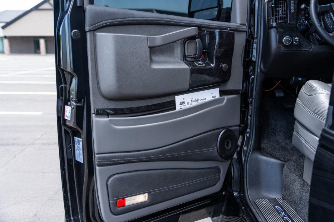 2025 GMC Savana - Image 12