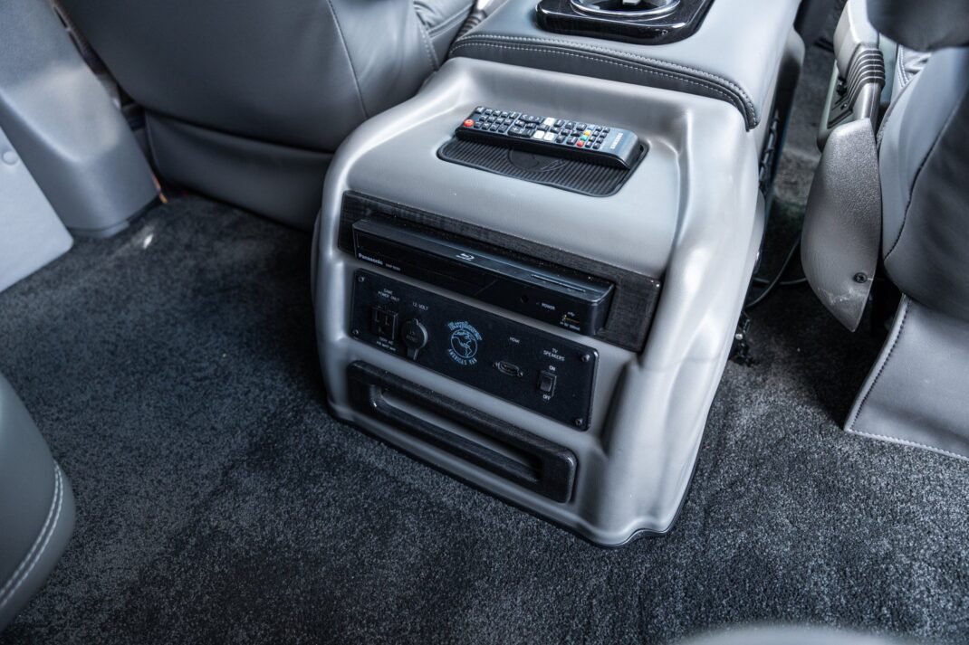 2025 GMC Savana - Image 35