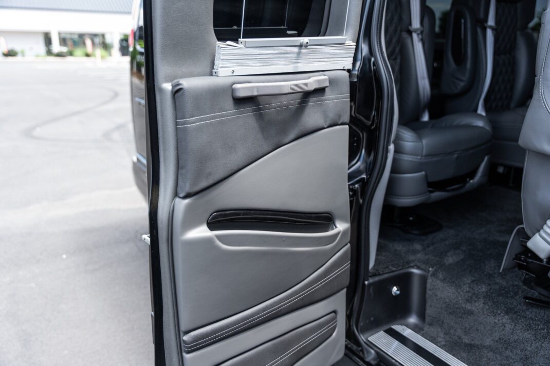 2025 GMC Savana - Image 30