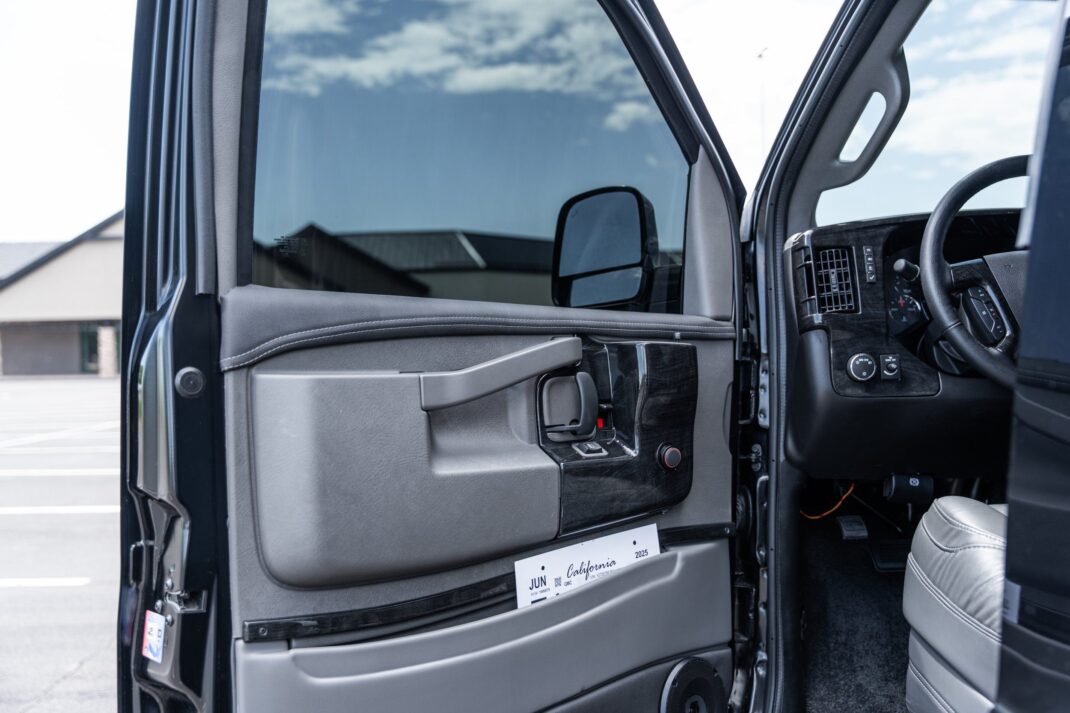 2025 GMC Savana - Image 13