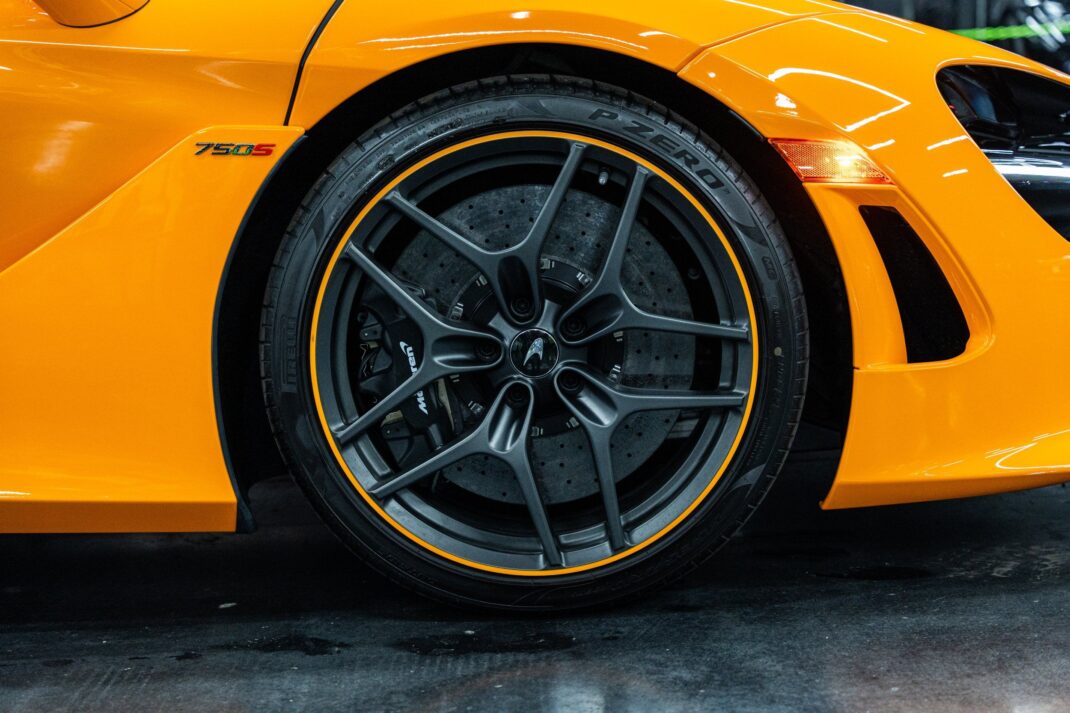 2025 McLaren 750S - Image 3