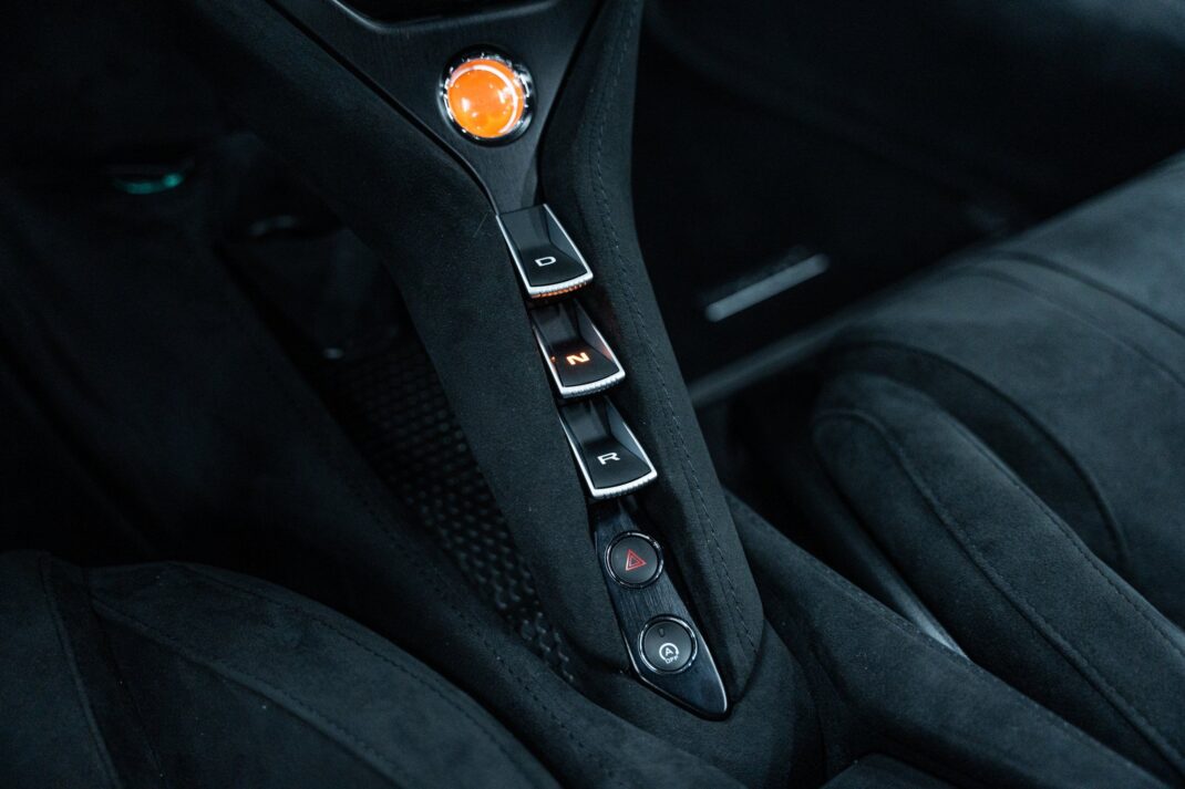2025 McLaren 750S - Image 31