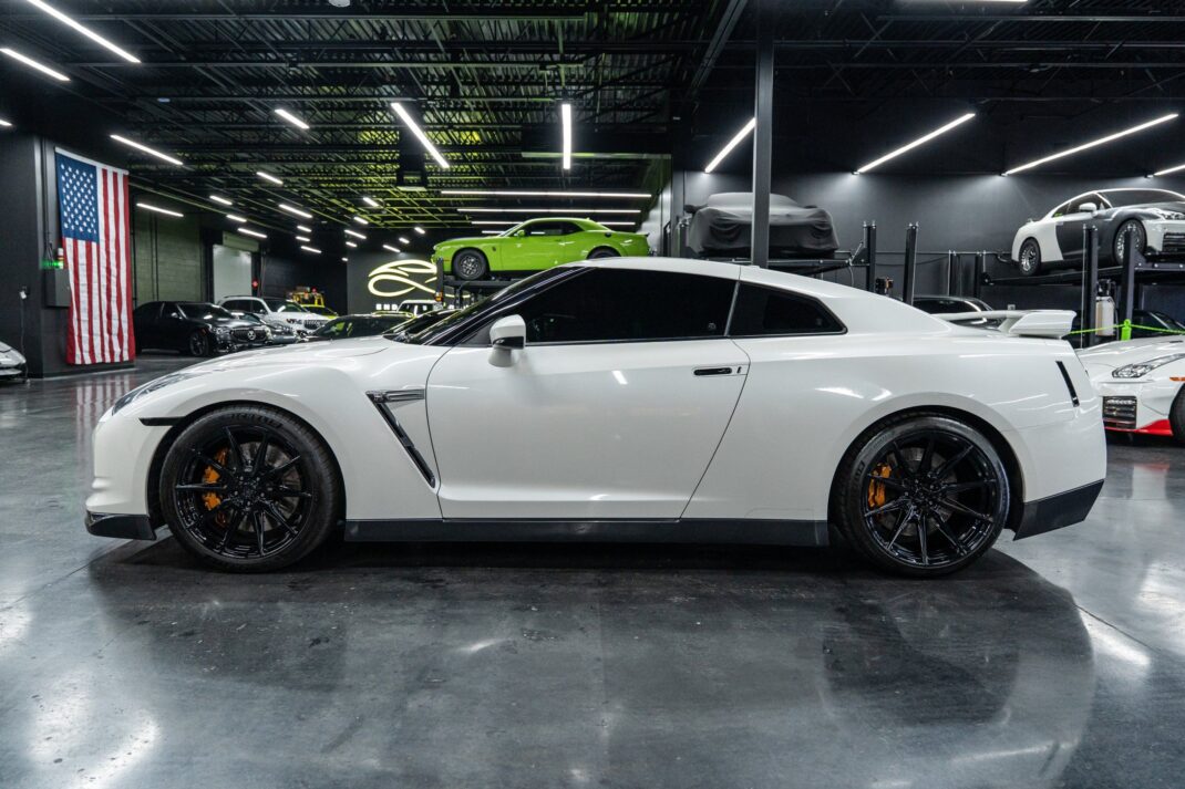 2010 Nissan GT-R - Image 12