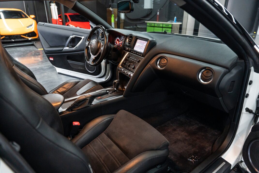 2010 Nissan GT-R - Image 32