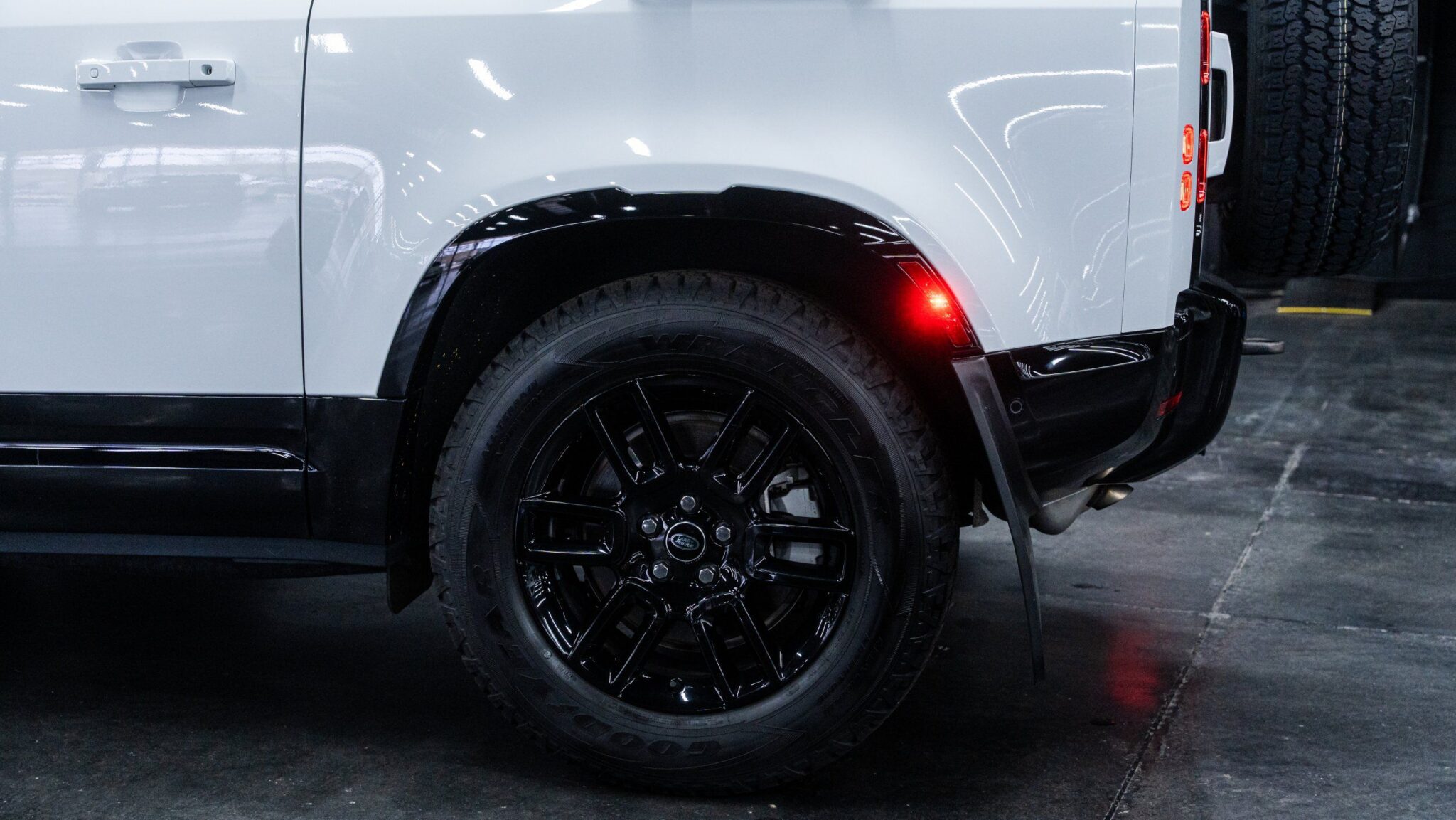 2023 Land Rover Defender - Image 9