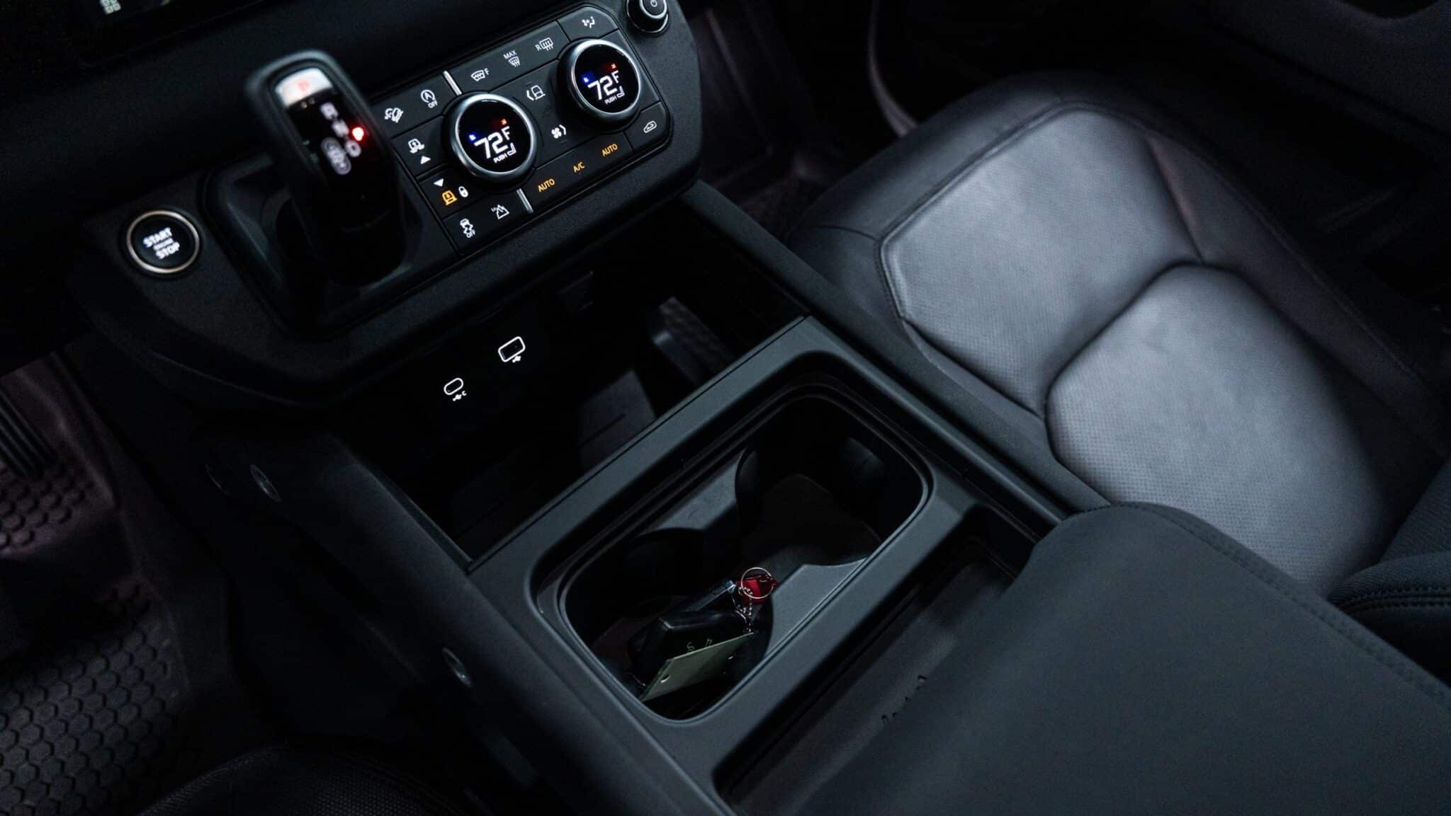 2023 Land Rover Defender - Image 32