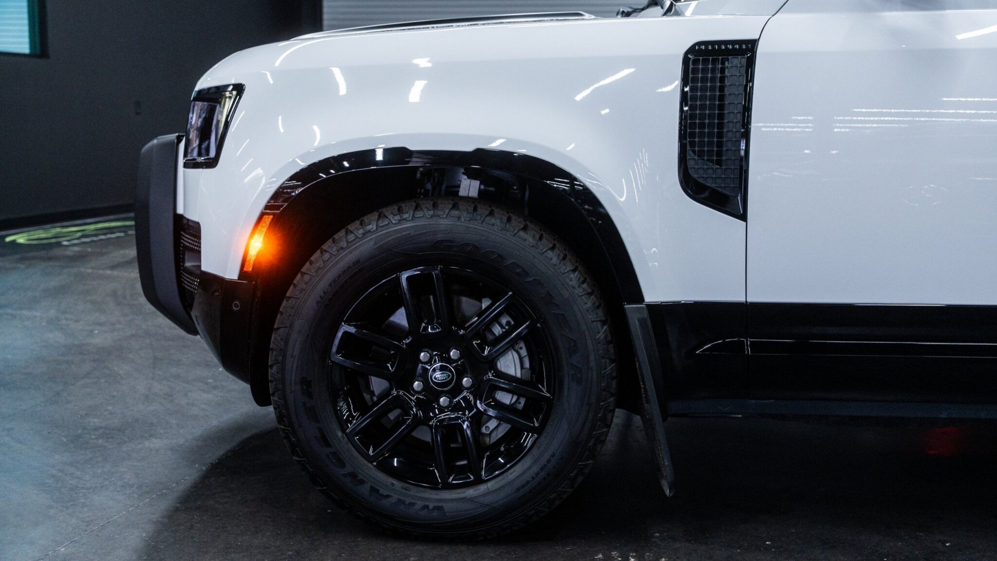 2023 Land Rover Defender - Image 12