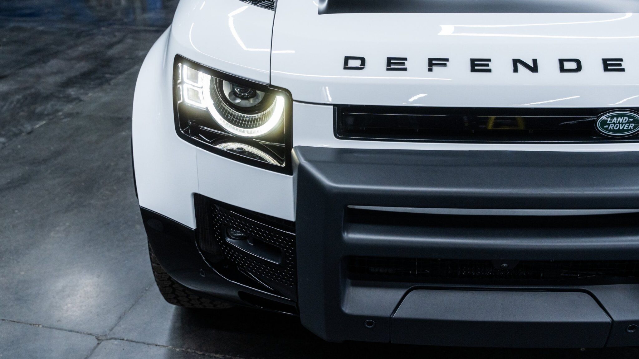 2023 Land Rover Defender - Image 15