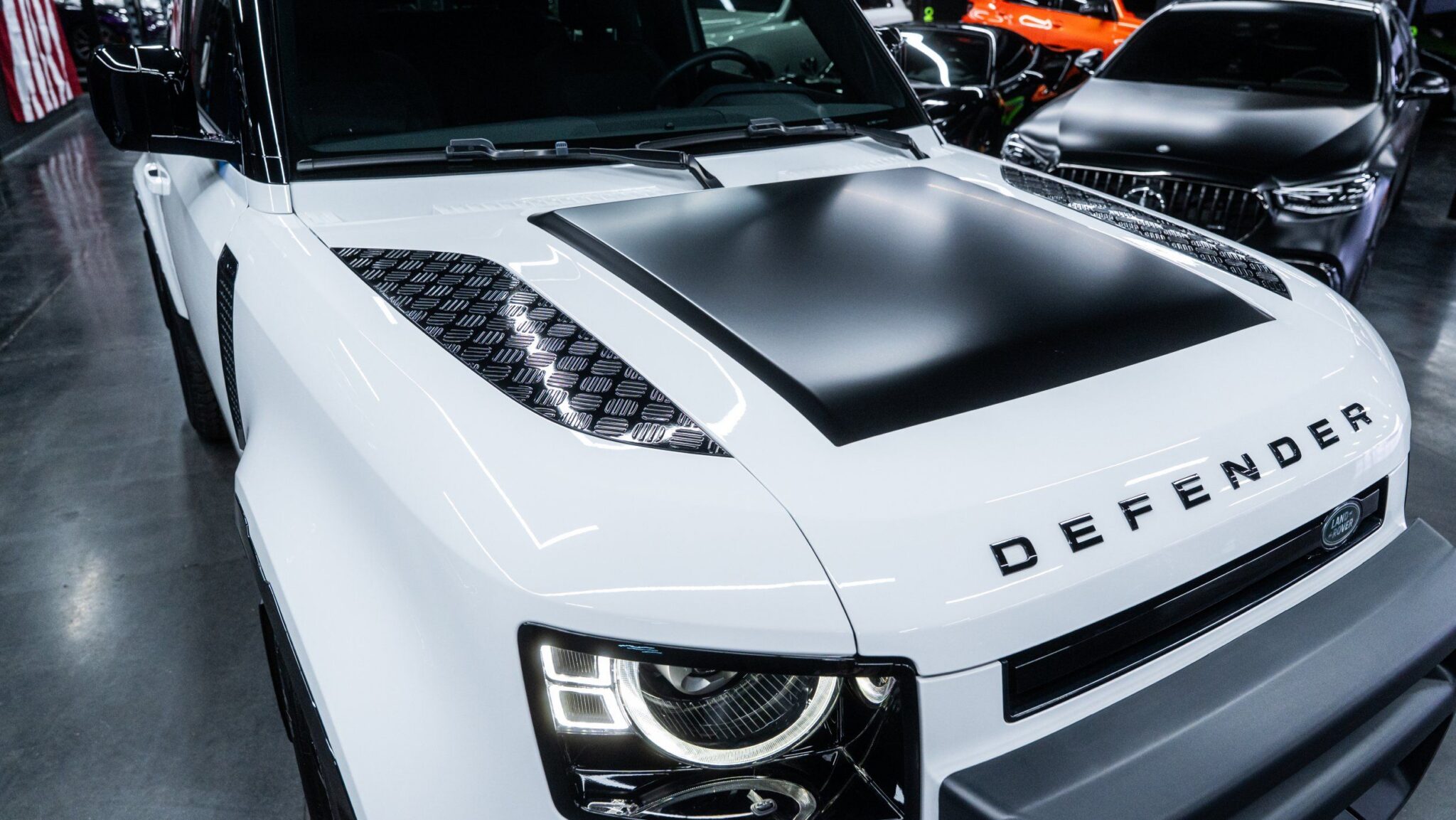 2023 Land Rover Defender - Image 18