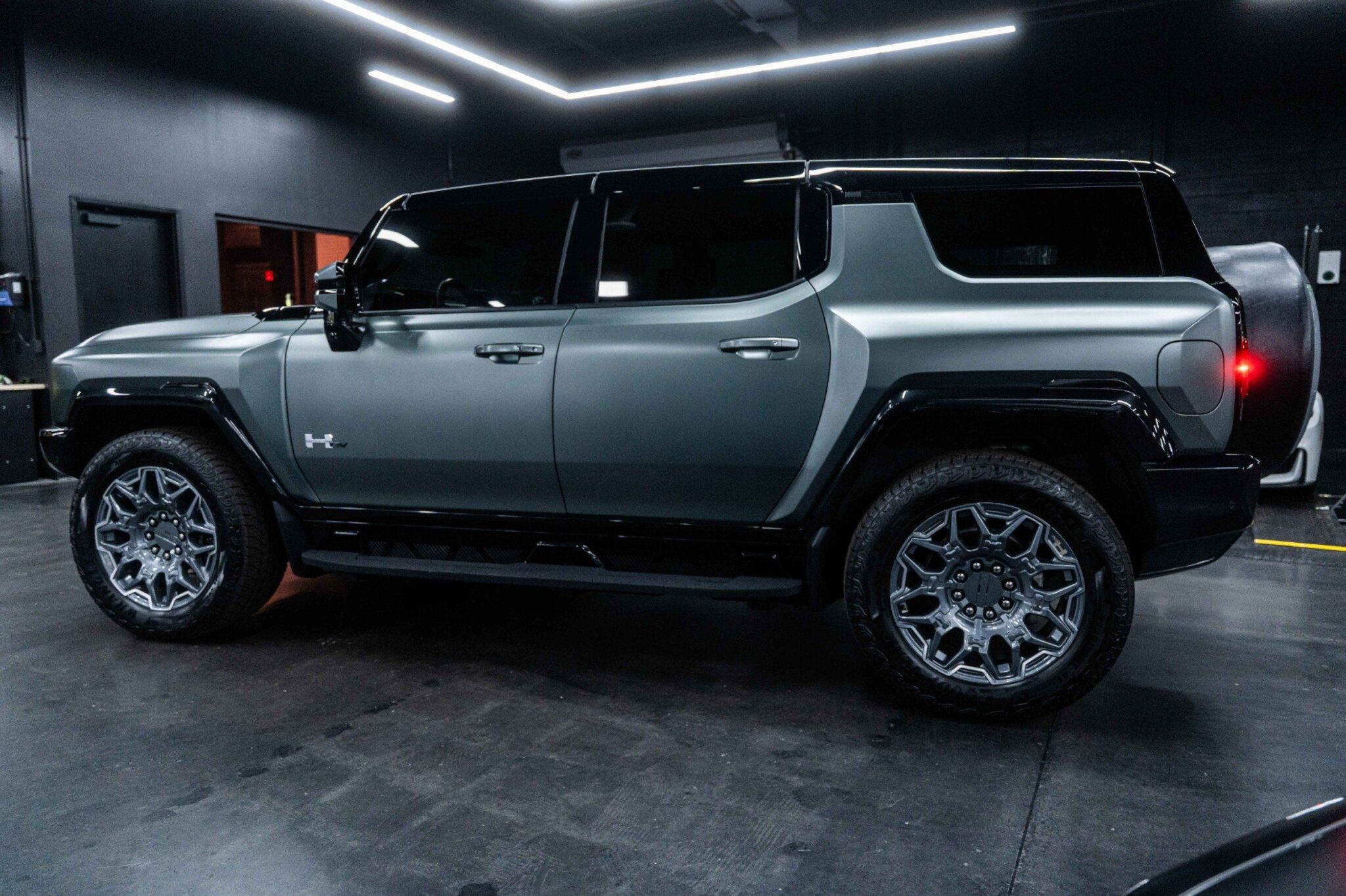 2024 GMC HUMMER EV SUV - Image 9